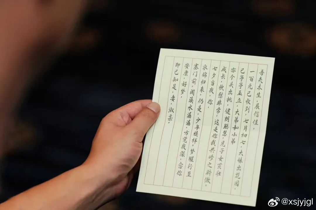 给阿嬷的情书里的她，用半生时光给母校写了封最暖的回信