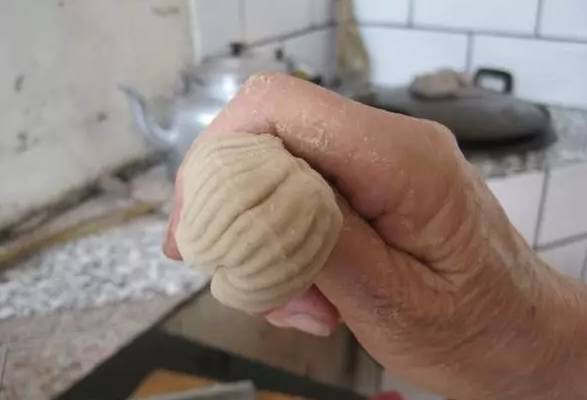 刀面上的艺术，一位男子与莜面的独特揉搓