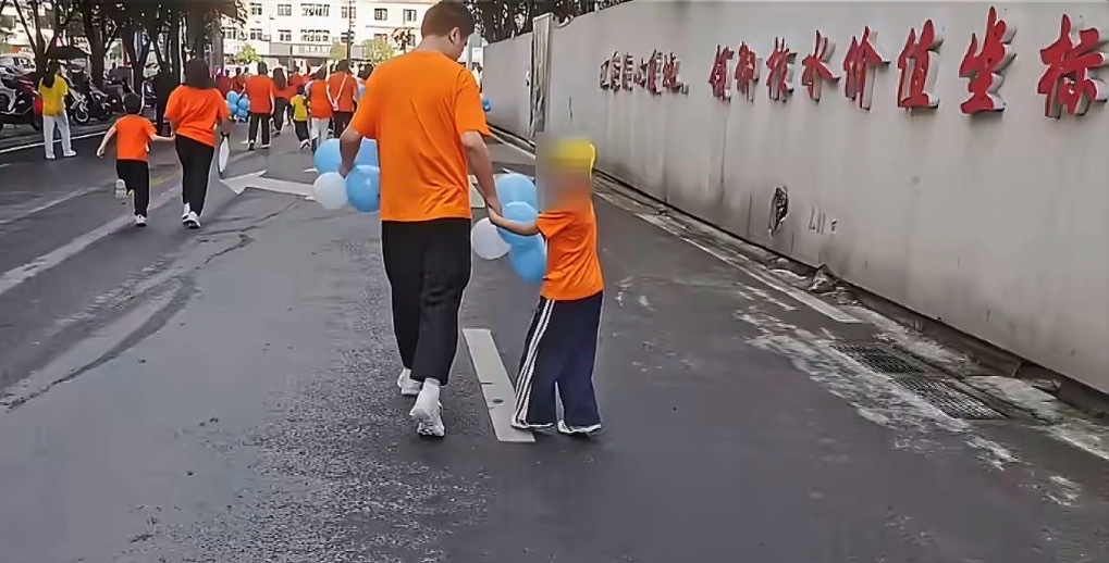 爸爸亲子活动猝死，幼儿园被指救援不力引发的深思