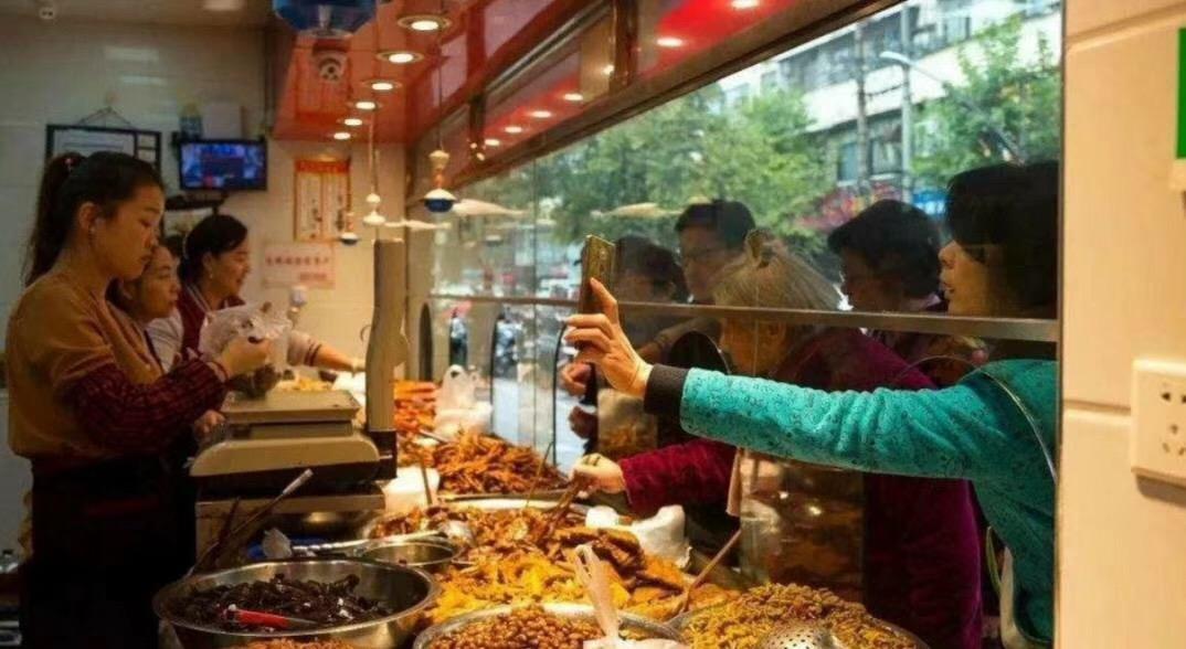 那个不准问价的网红卤菜店，悄悄关门了